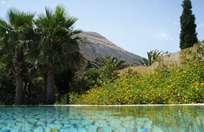 A swimming pool with a mountain in the background. - Hotel Aura (Lipari)