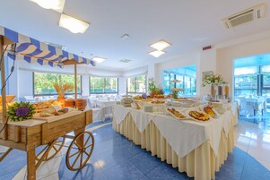 Free daily buffet breakfast