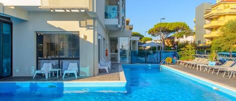 Piscina a l'aire lliure i gandules