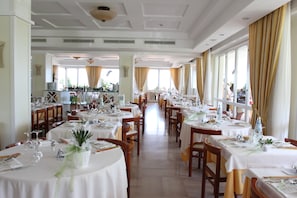 Lunch and dinner served - Albergo Punta De L'est (Francavilla al Mare)