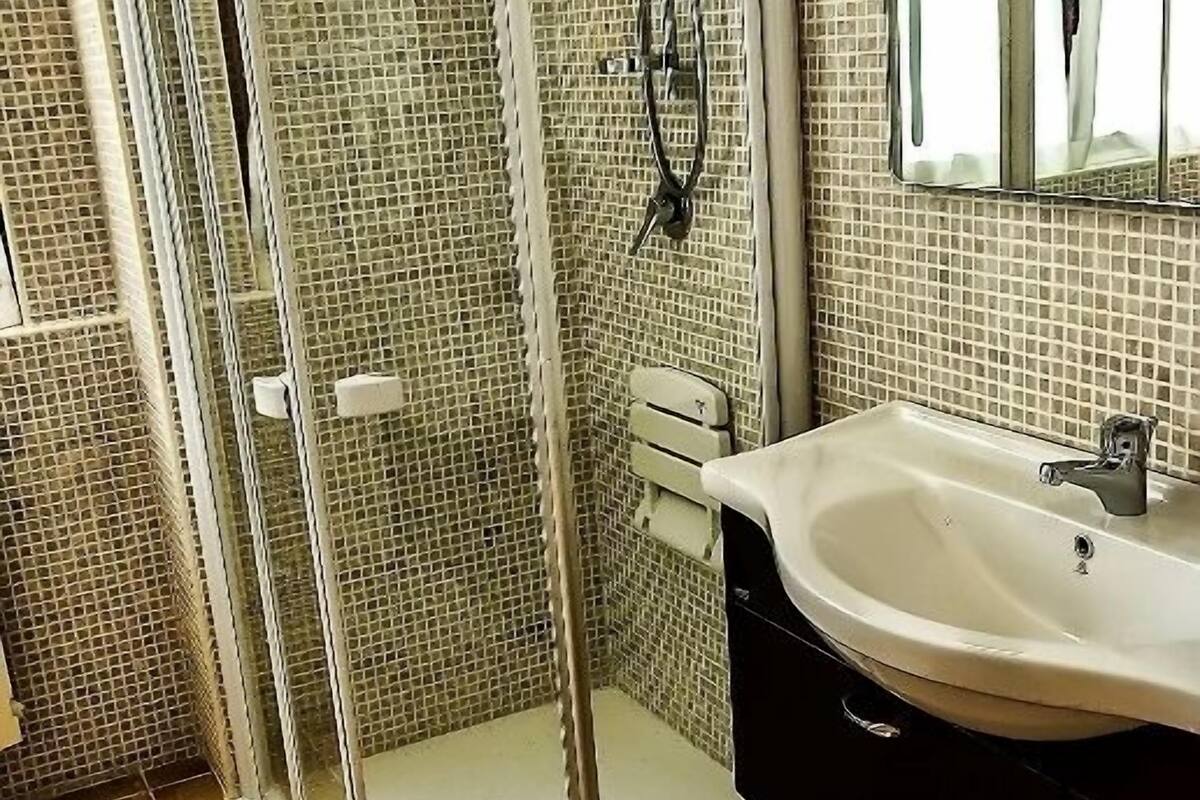 shower, free toiletries, hair dryer, bidet