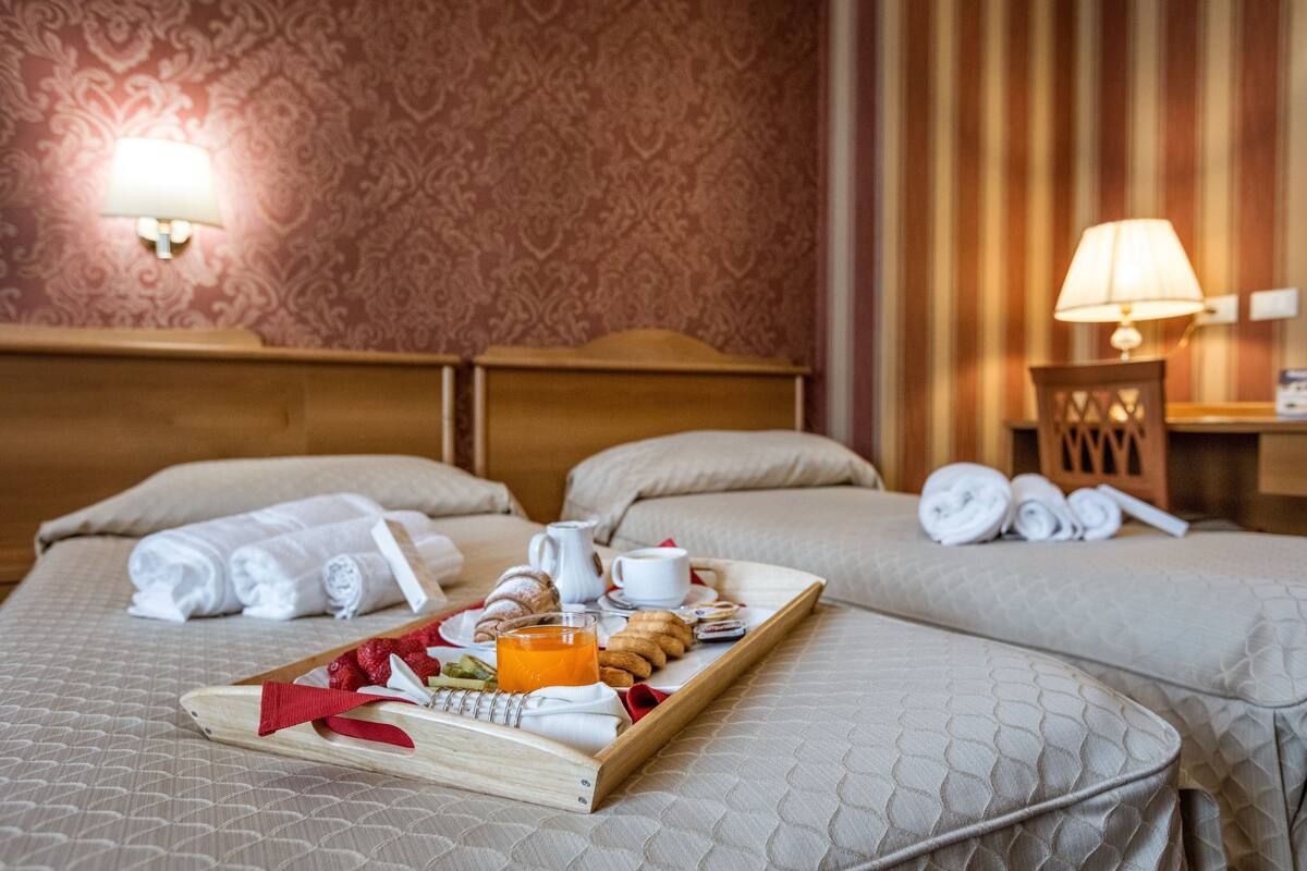 comfort double room single use, 1 bedroom, accessible, non smoking | room service – dining