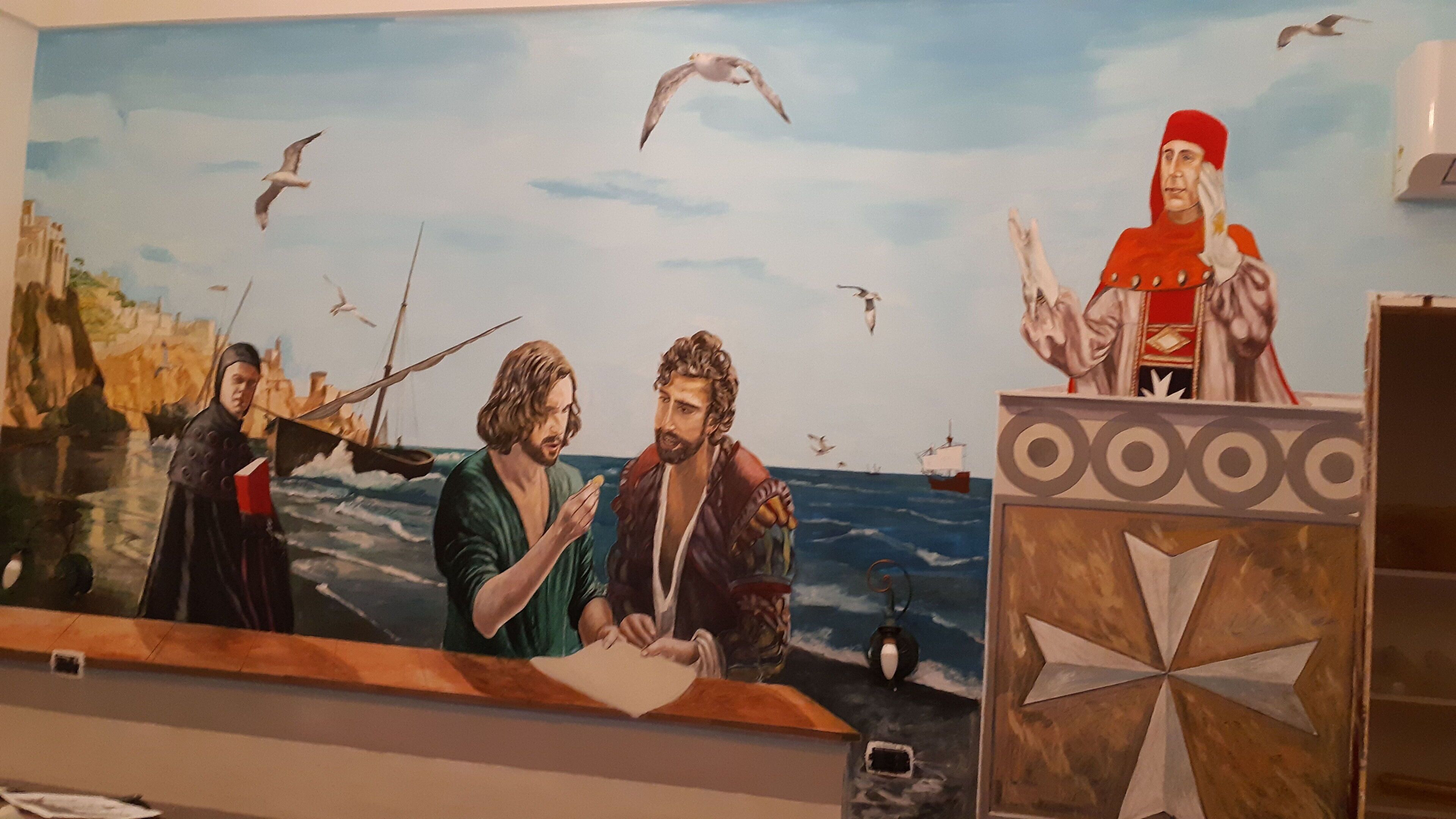 Un mural con fondo marino, un escritorio de madera y una figura con sombrero rojo.