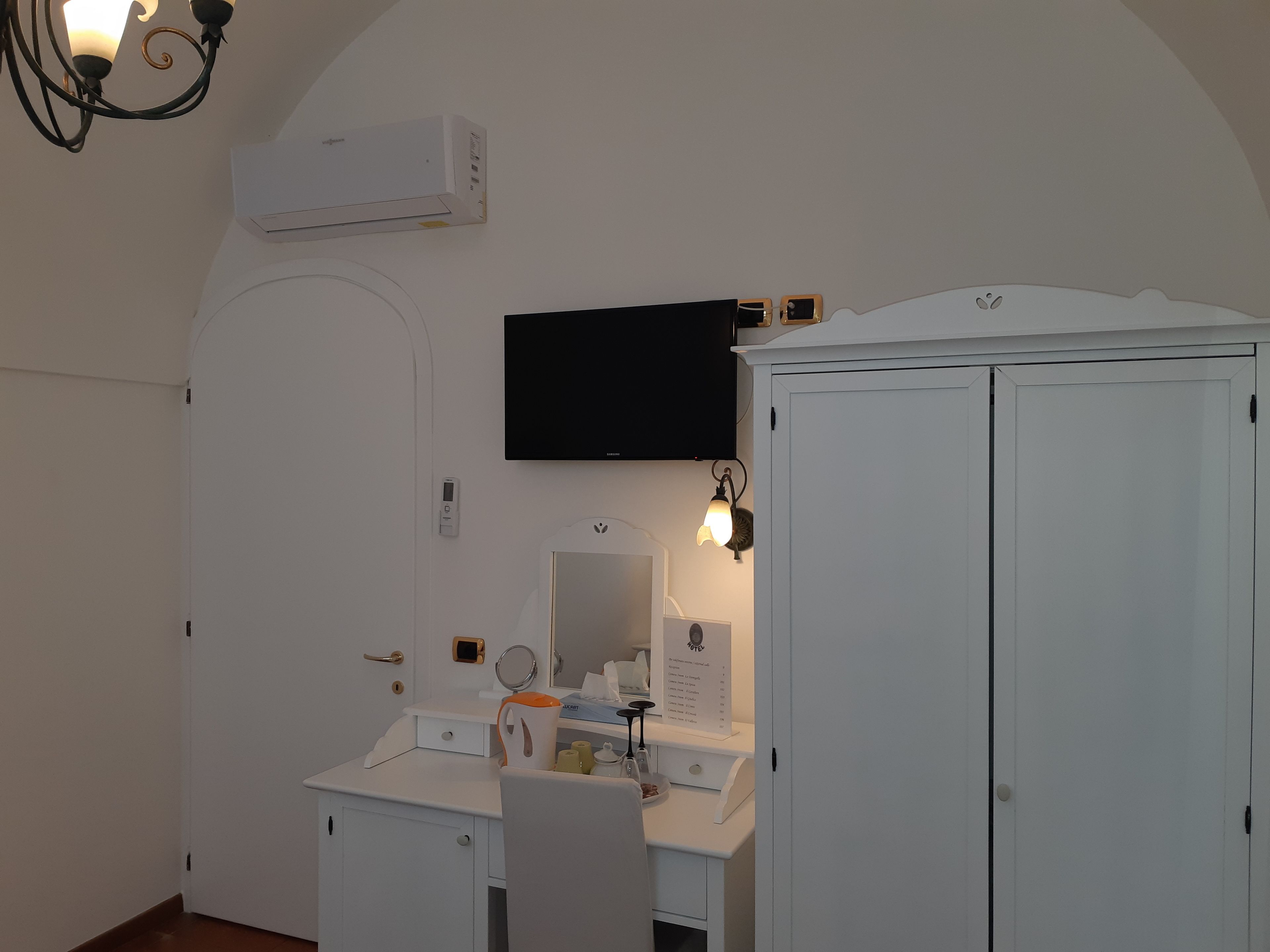 economy room, 1 queen bed, courtyard view, ground floor | 1 bedroom, frette italian sheets, premium bedding, down duvets