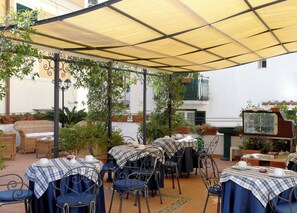 Petit déjeuner buffet servi tous les jours en supplément