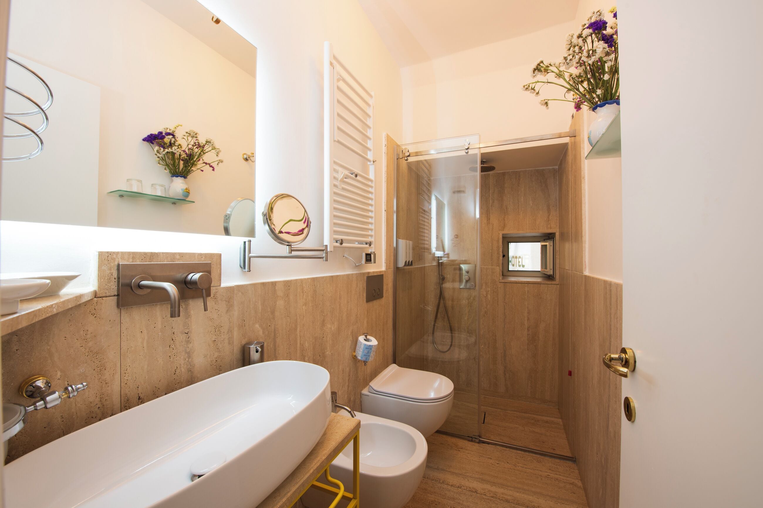 economy room, 1 queen bed, courtyard view, ground floor | bathroom | shower, rainfall showerhead, free toiletries, hair dryer