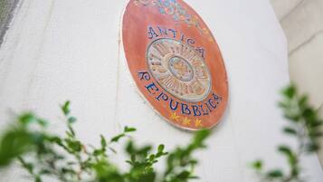 Una targa a parete con l'iscrizione 'ANTIC REPUBLIC' ed elementi decorativi.
