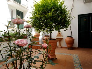 Standard Triple Room, 1 Bedroom, Courtyard View, Courtyard Area | Courtyard view - Hotel Antica Repubblica (Amalfi)
