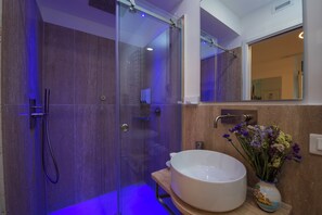 Family Quadruple Room, 1 Bedroom, Balcony, City View | Bathroom shower - Hotel Antica Repubblica (Amalfi)