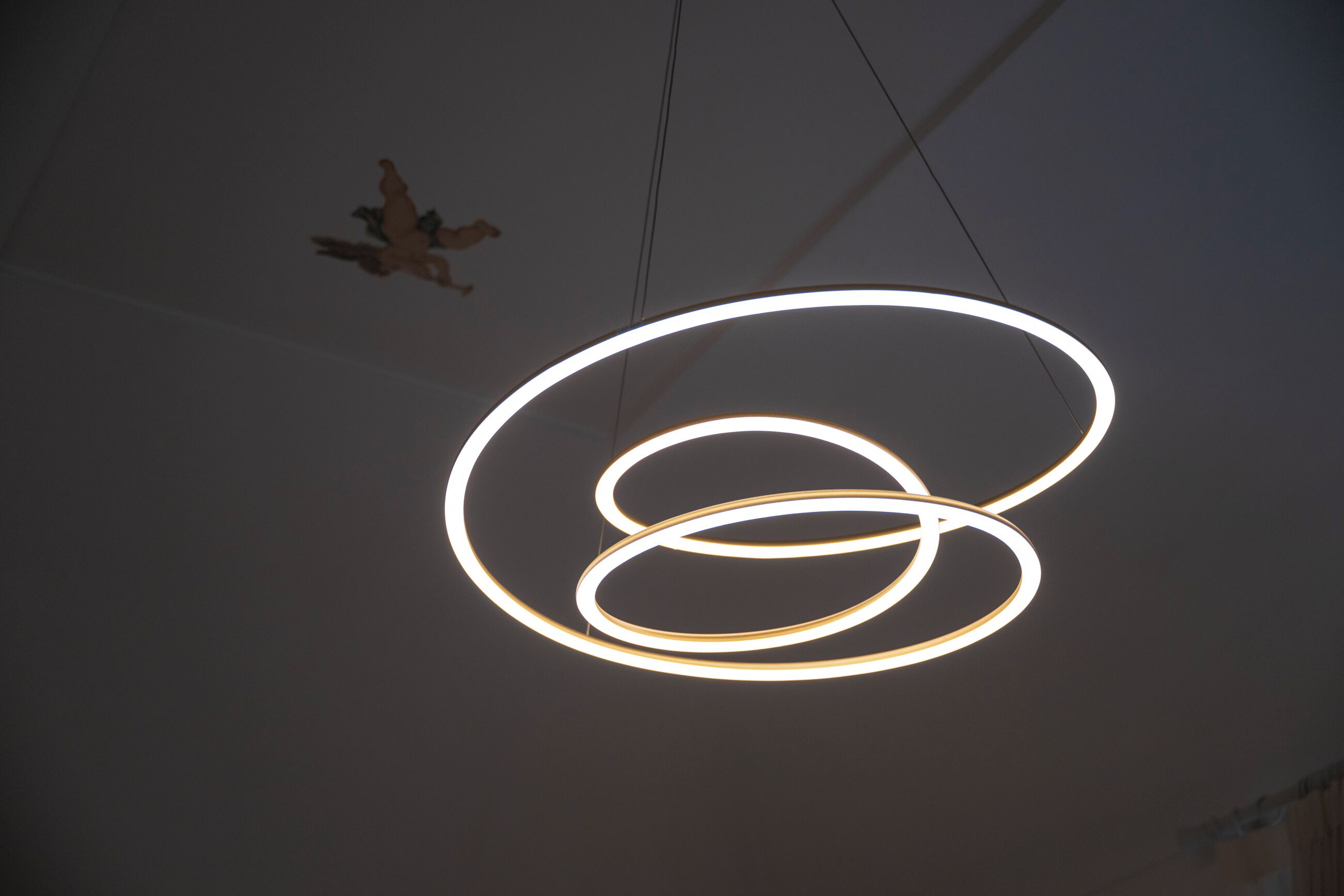 Una lámpara de techo moderna con diseño circular.