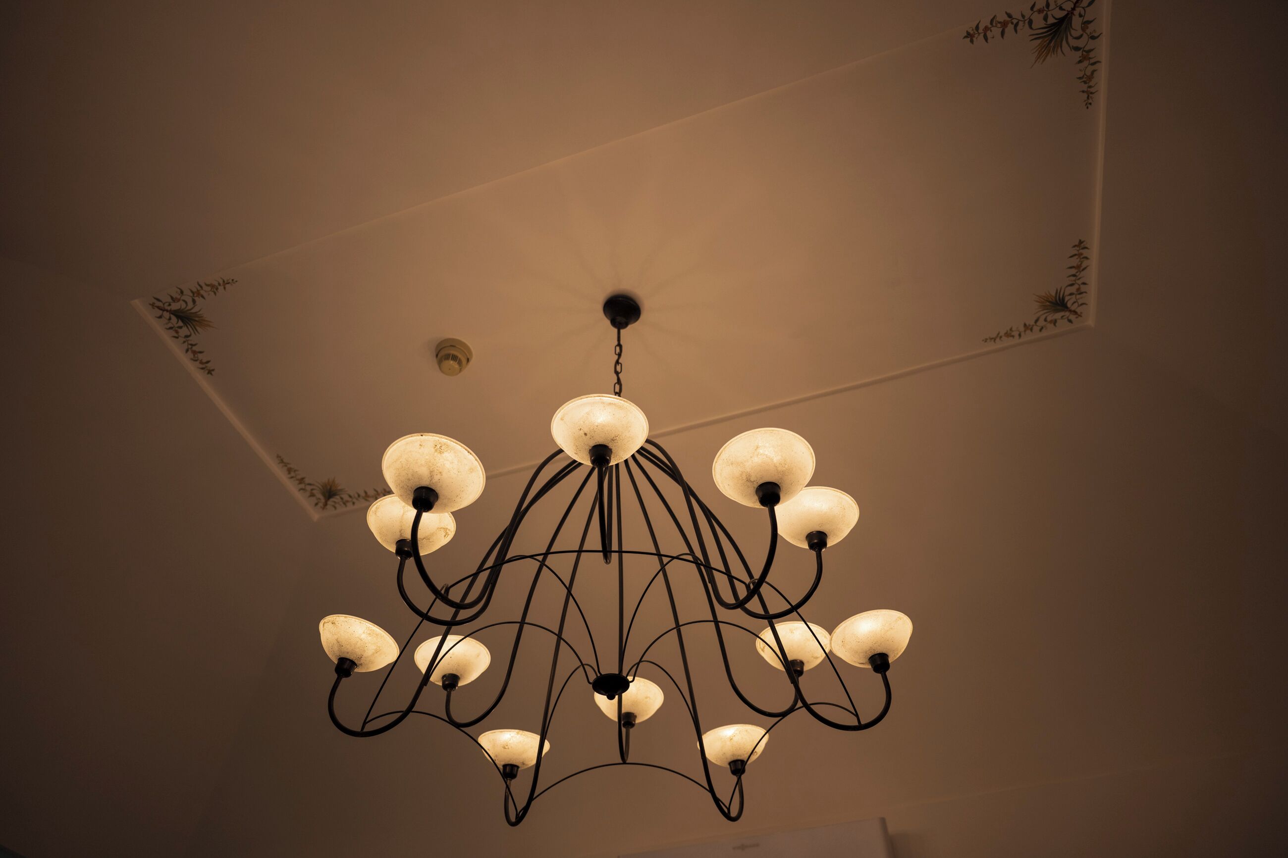 Un candelabro con múltiples brazos y bombillas.