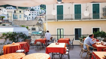 Petit déjeuner buffet servi tous les jours en supplément