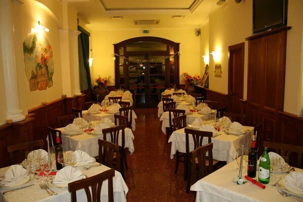 Breakfast and dinner served, Italian cuisine