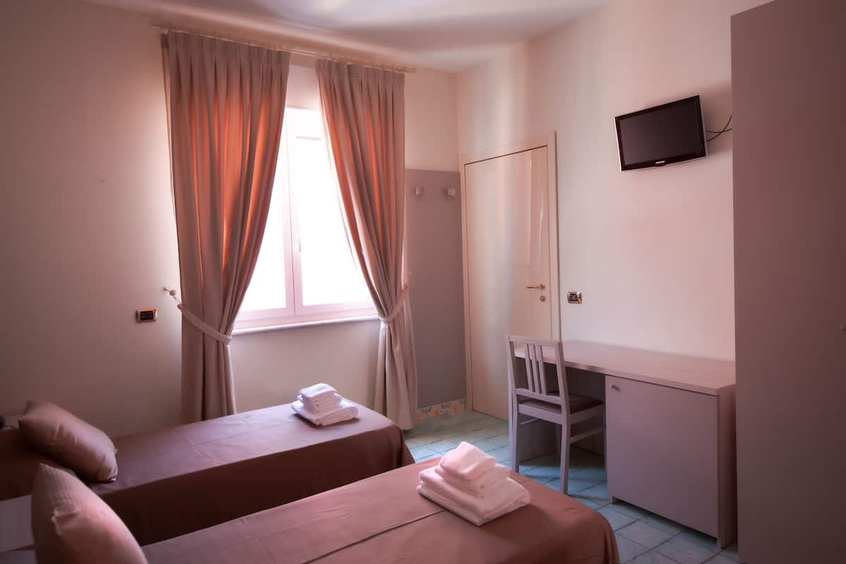 SÀngtillbehör av högsta kvalitet, duntÀcken, bÀddmadrasser och minibar