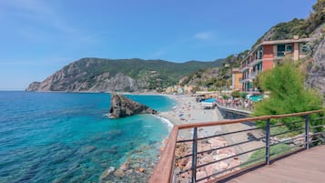 Una playa cerca, toallas de playa