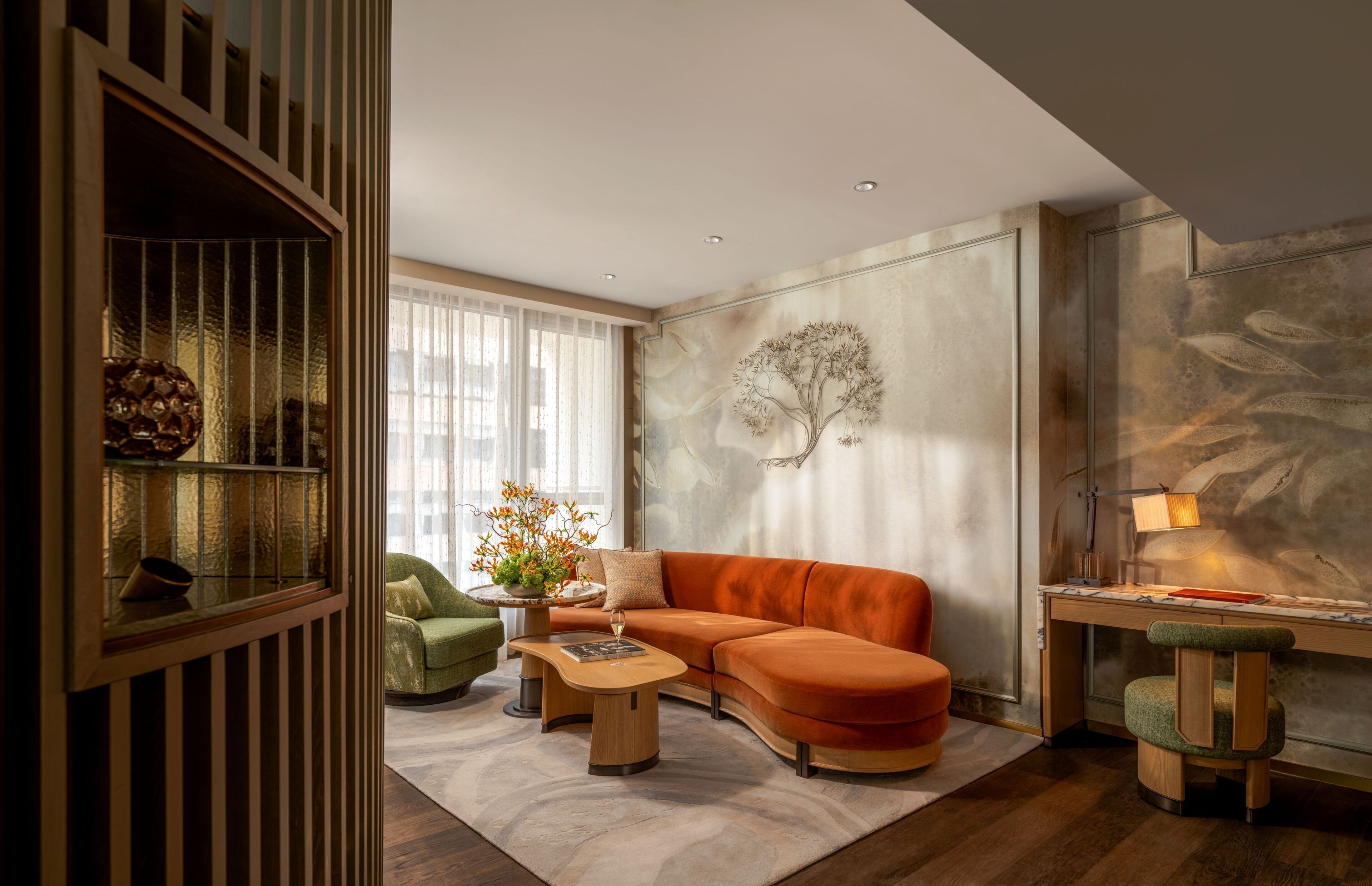 L600 Premier King Room | Minibar, in-room safe, desk, laptop workspace