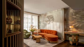 L600 Premier King Room | Minibar, in-room safe, desk, laptop workspace
