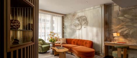 L600 Premier King Room | Minibar, in-room safe, desk, laptop workspace