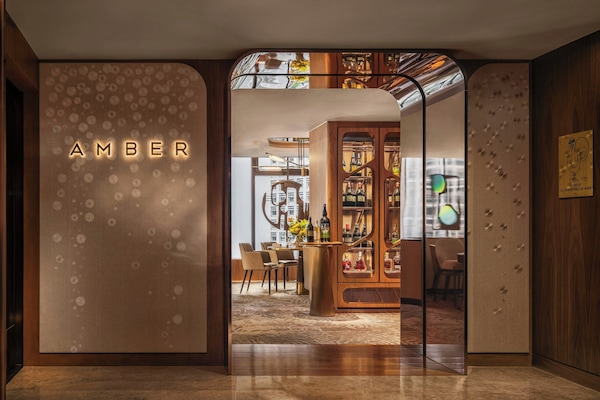 6 restaurants; lunch and dinner served