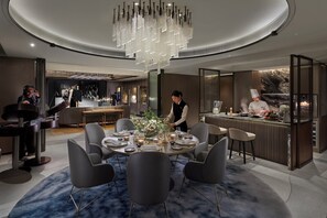 Suite (Entertainment) | Minibar, Zimmersafe, Schreibtisch, laptopgeeigneter Arbeitsplatz