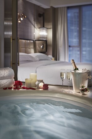 Baignoire et douche séparées, baignoire profonde, douche cascade