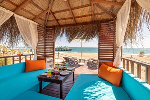 Piscine couverte, 4 piscines extérieures, parasols de plage