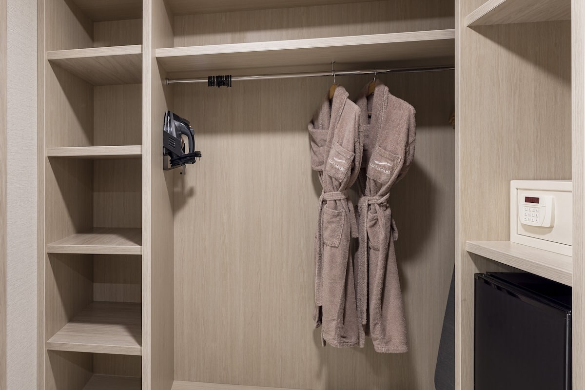 2 bedrooms, Egyptian cotton sheets, premium bedding, down duvets