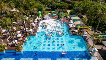 Piscine couverte, 4 piscines extérieures, parasols de plage