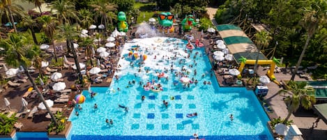 Inomhuspool, 4 utomhuspooler, parasoller och solstolar