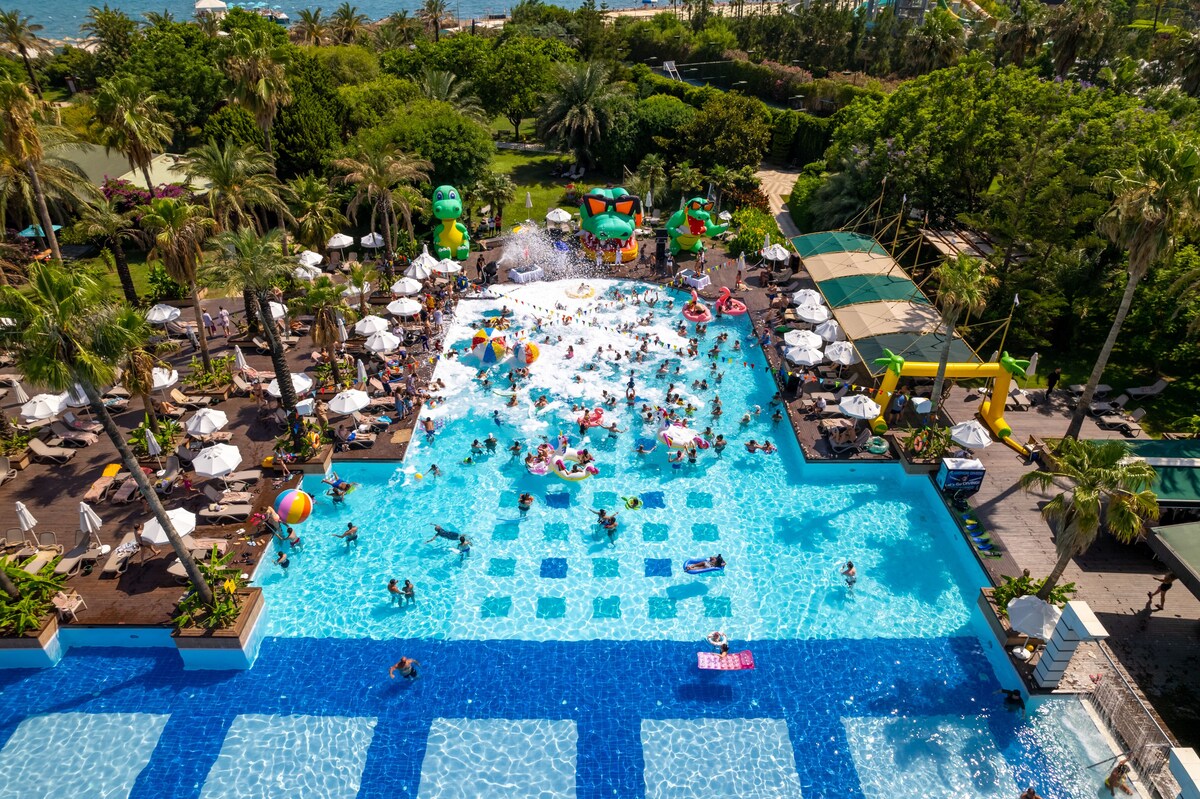 Piscine couverte, 4 piscines extérieures, parasols de plage