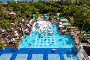 Una piscina techada, 4 piscinas al aire libre, sombrillas