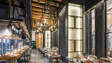 8 restaurants, serveren ontbijt, lunch, diner, Italiaanse gerechten