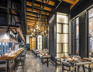 8 restaurantes; se sirve desayuno, almuerzo y cena; cocina italiana