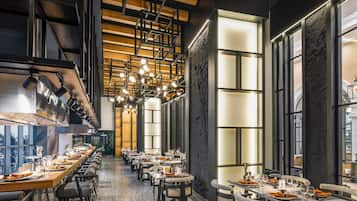 8 間餐廳,供應早餐、午餐和晚餐,義大利料理