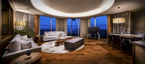 Deluxe Royal  Suite with Sea View and Balcony | 部屋からの景観