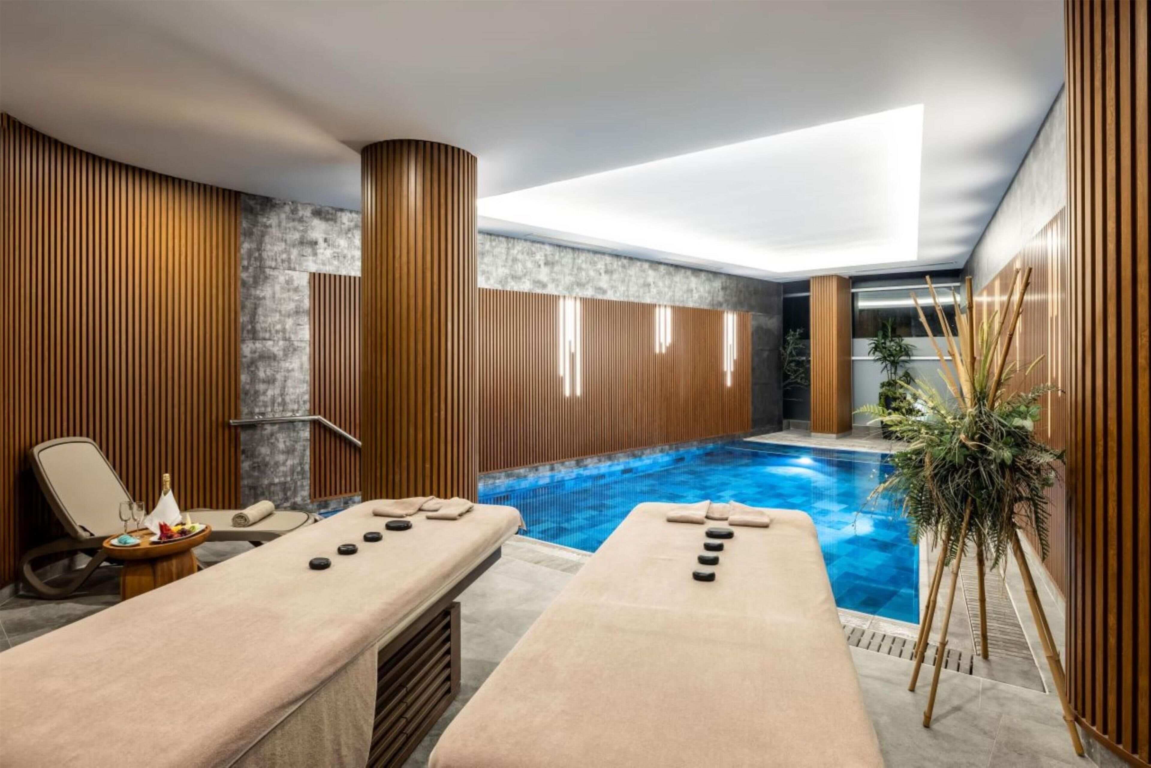 Indoor pool, 4 outdoor pools, pool umbrellas, pool loungers