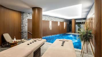 Indoor pool, 4 outdoor pools, pool umbrellas, pool loungers