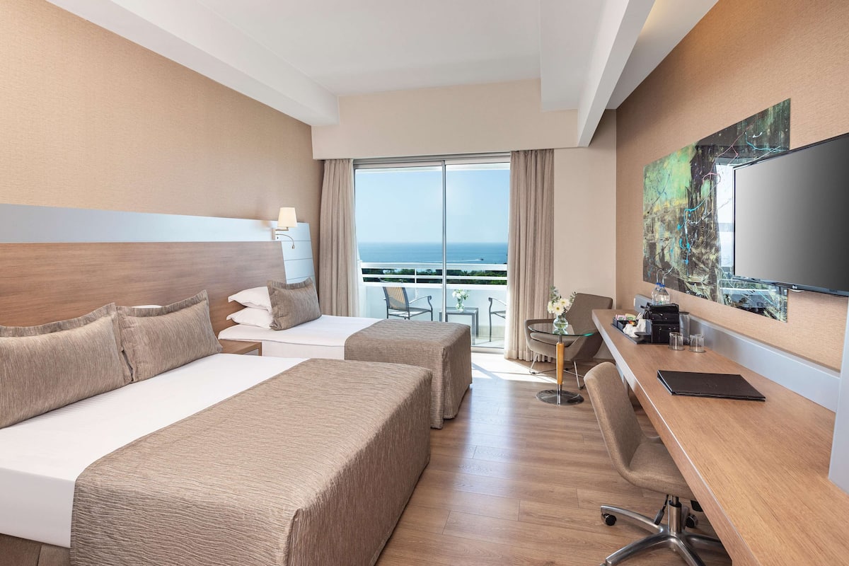 Chambre Deluxe, balcon, vue sur la mer | 2 chambres, draps en coton égyptien, literie de qualité