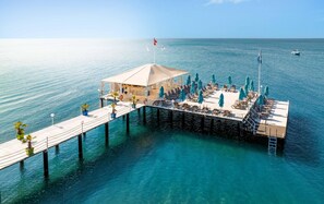 Plage privée, chaises longues, parasols, serviettes de plage