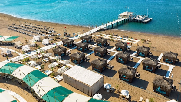 Plage privée, chaises longues, parasols, serviettes de plage