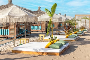 Plage privée, chaises longues, parasols, serviettes de plage