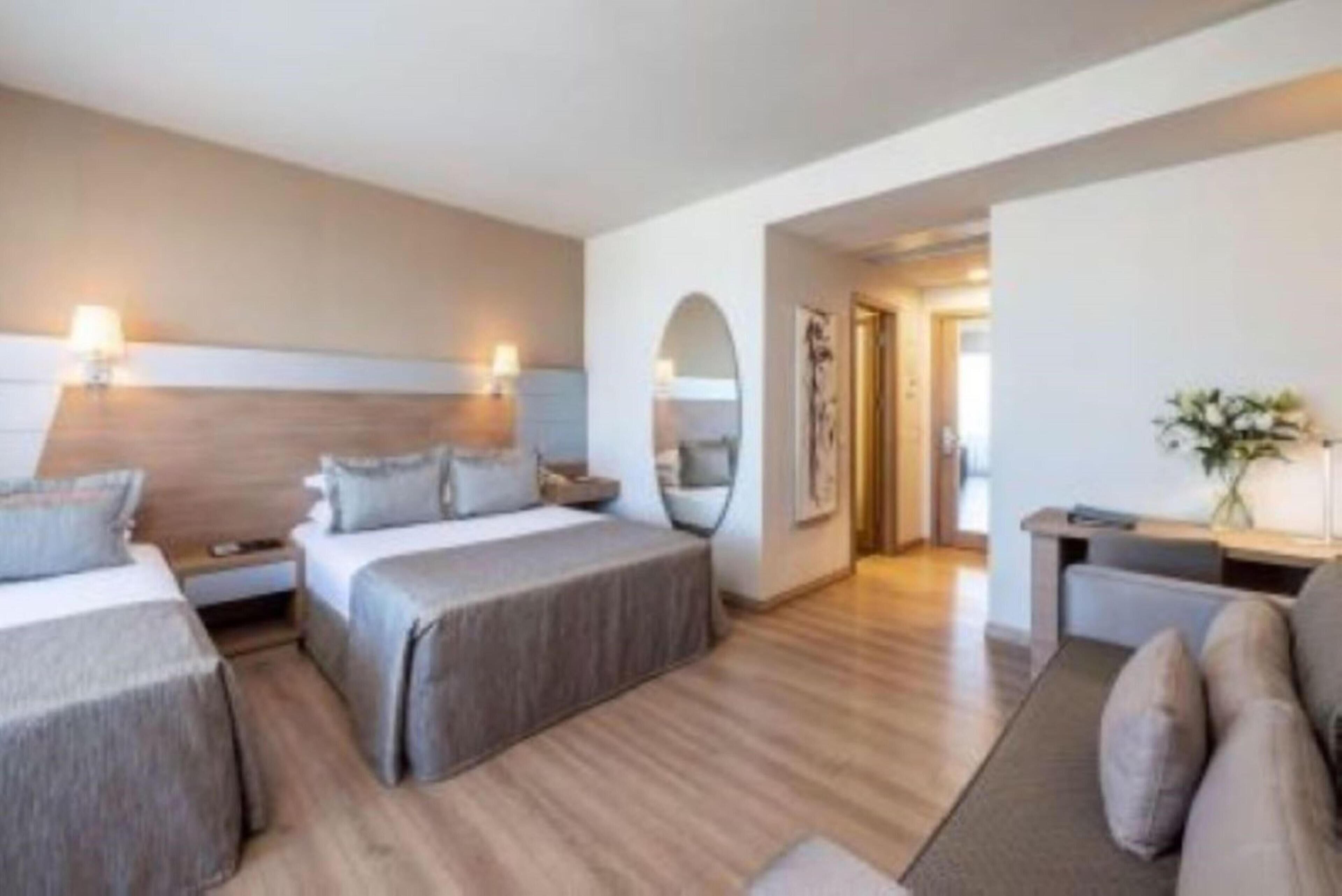 Deluxe City View Room With Balcony | Sábanas de algodón egipcio, ropa de cama de alta calidad y edredón 