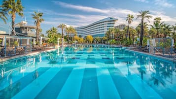 Piscina interna, 4 piscinas externas, guarda-sóis, espreguiçadeiras