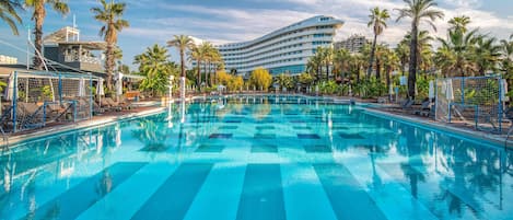 Piscine couverte, 4 piscines extérieures, parasols de plage