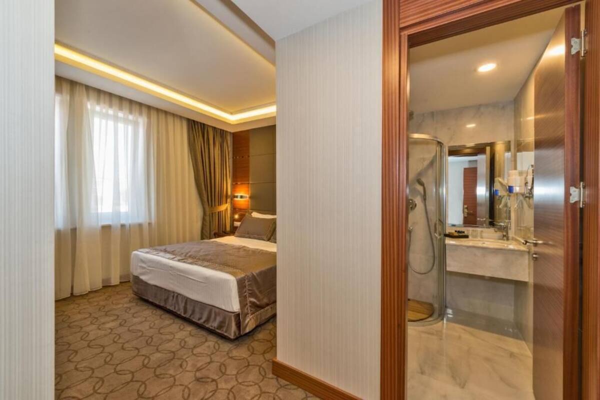Budget Single Room | 高档床上用品、迷你吧、客房内保险箱、办公桌