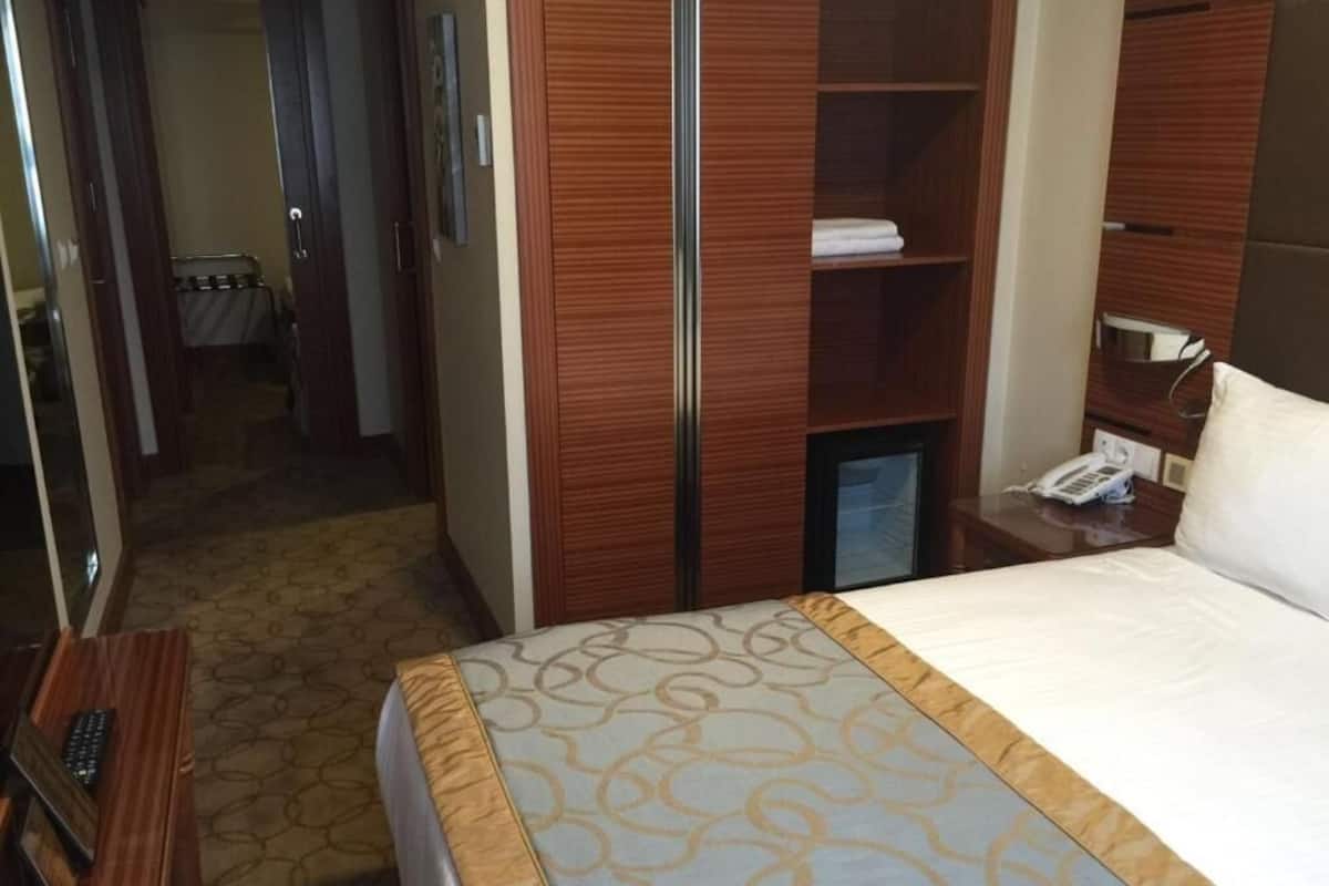 Connection Room | 高档床上用品、迷你吧、客房内保险箱、办公桌