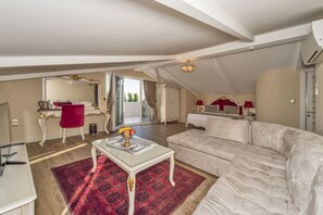 Phòng Suite | Bộ đồ giường cao cấp, minibar, két bảo mật tại phòng, bàn 