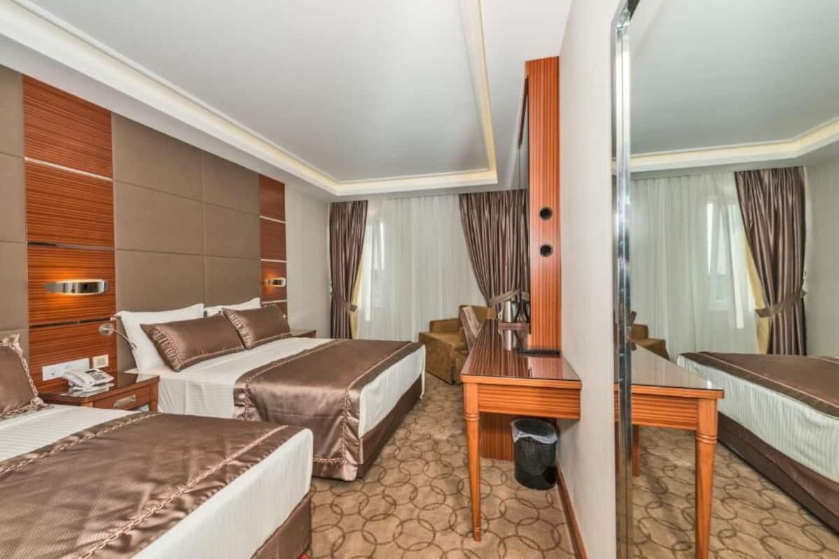 Standard Family Room | Premium bedding, minibar, in-room safe, desk