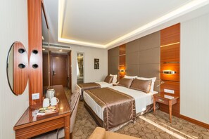 Habitació triple | Roba de llit d'alta qualitat, minibar i caixa forta a l'habitació 