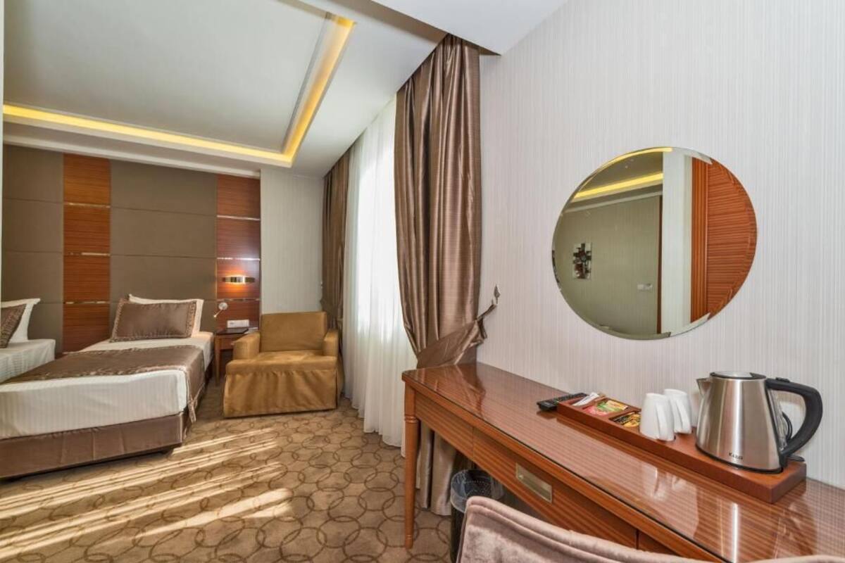 Standard Triple Room | 高档床上用品、迷你吧、客房内保险箱、办公桌